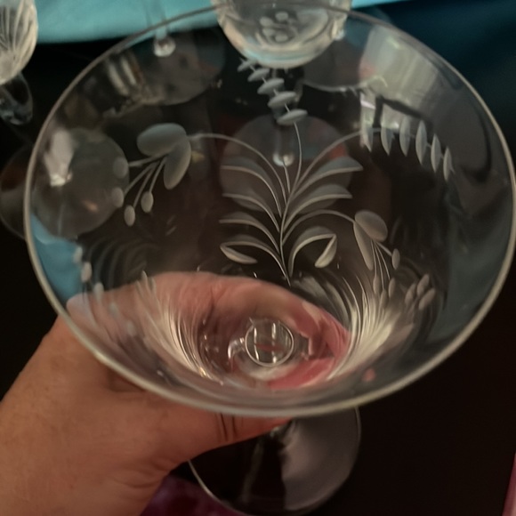 Absolutely beautiful etched glass wine glasses set of 5 - Picture 3 of 3